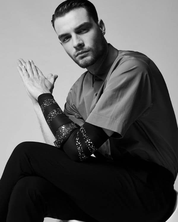 man wearing the elbow support